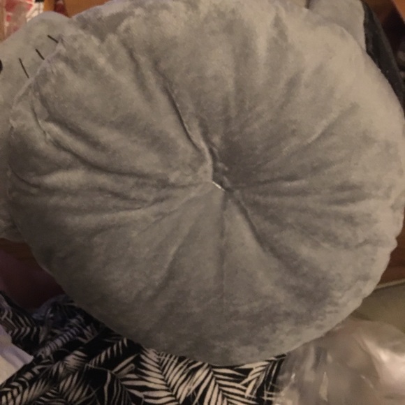 “Cat”Themed Cat bed Brand new in bag Grey with cat face and Tail size Medium - Picture 3 of 7